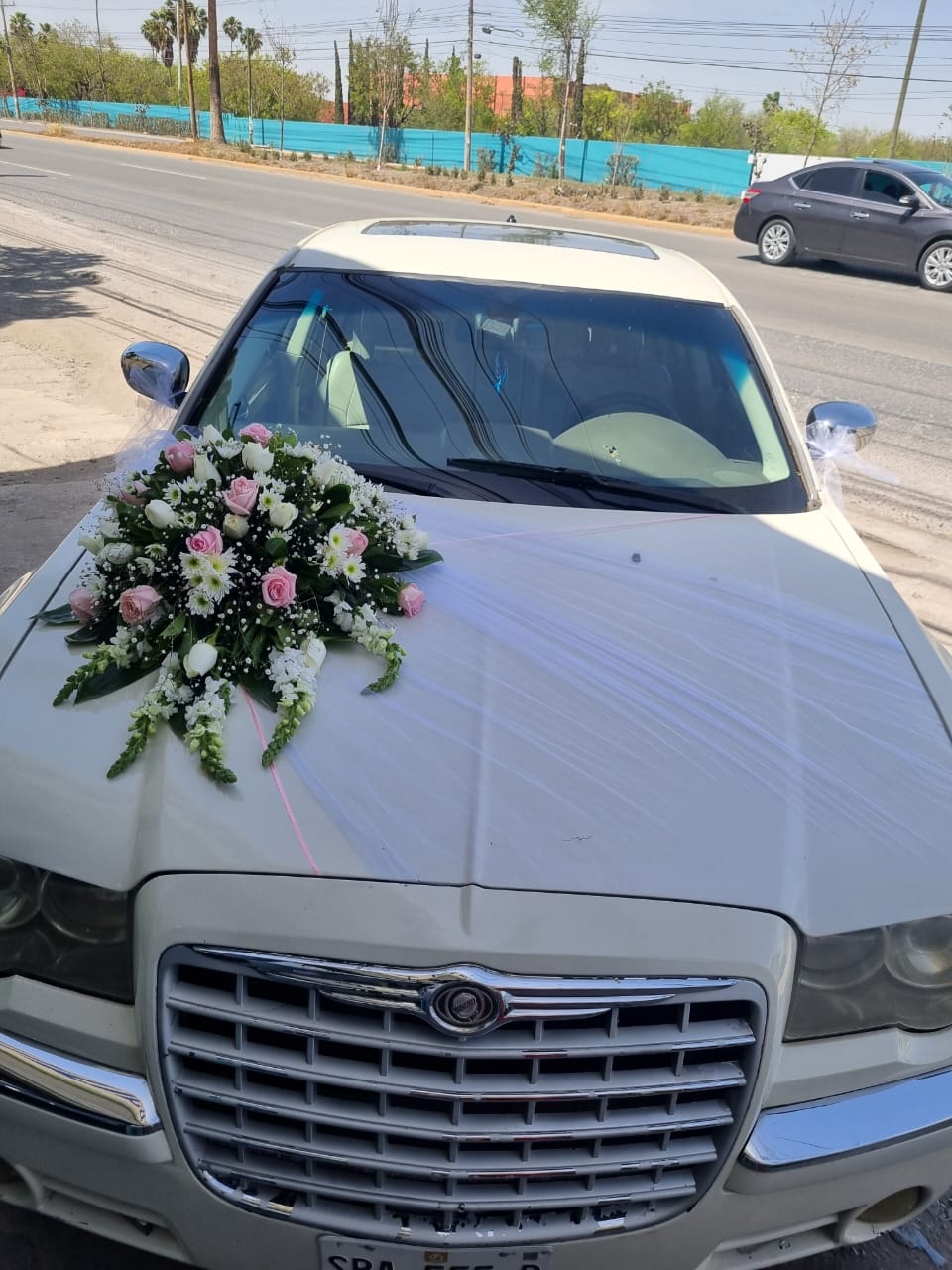 Decoración floral para carro. Modelo 3